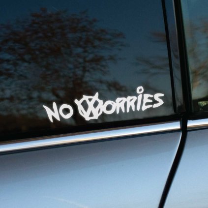 Plotrovaná nálepka s textom „No Worries“, kde písmeno „W“ tvorí logo Volkswagen, na bočnom okne auta.