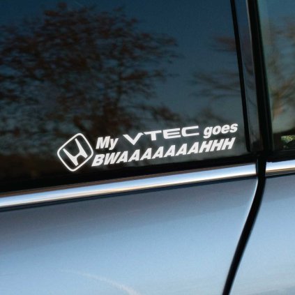 Plotrovaná nálepka s textom „My VTEC goes BWAAAAAAAHHH“ a logom Honda, ideálna pre fanúšikov VTEC motorov.