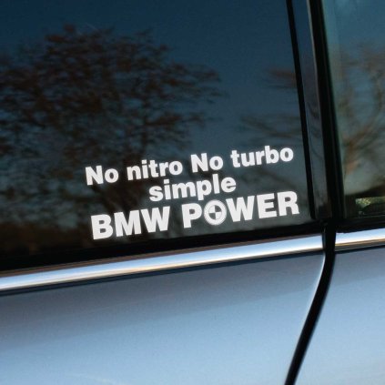 Plotrovaná nálepka na auto s nápisom So Good, kde písmeno O tvorí logo BMW, originálny detail pre fanúšikov značky.