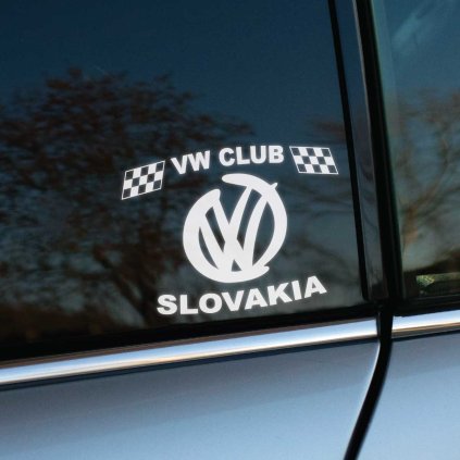 Plotrovaná nálepka „VW Club Slovakia“ s logom Volkswagen a šachovnicovými vlajkami.