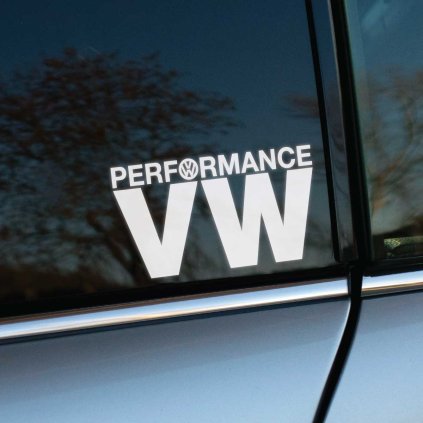 Plotrovaná nálepka s veľkým nápisom VW, nad ktorým je text PERFORMANCE s vloženým logom značky namiesto písmena O.