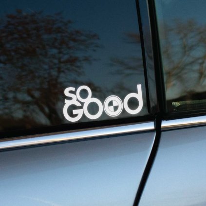 Plotrovaná nálepka na auto s nápisom So Good, kde písmeno O tvorí logo BMW, originálny detail pre fanúšikov značky.