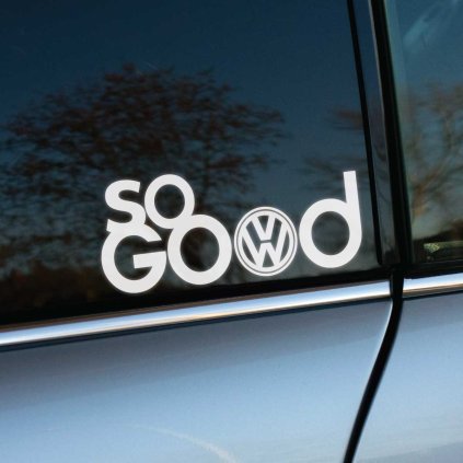 Kreatívna nálepka ‚SO GOOD‘ s logom Volkswagen integrovaným ako súčasť textu.