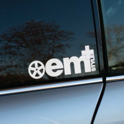 Plotrovaná nálepka s grafickým symbolom kolesa a plusom, ktorá obsahuje presný textový nápis v znení oem+ STYLE.