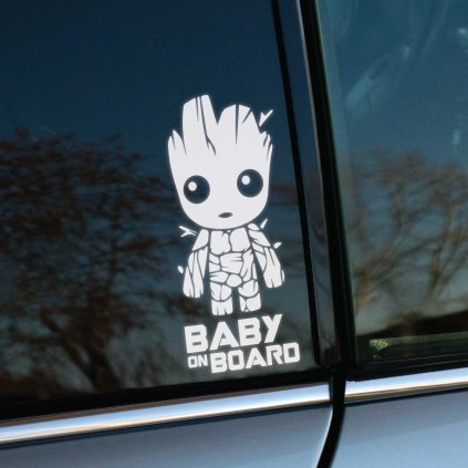 Plotrovaná nálepka Baby Groota s textom „Baby on Board“, ideálna na označenie auta.