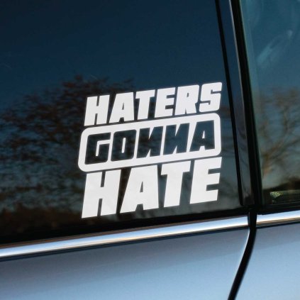 Plotrovaná nálepka s nápisom „Haters Gonna Hate“ v výraznom štýle, nálepka na auto pre tých, čo si idú svoje.