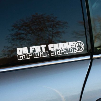 Nálepka s textom „No Fat Chicks, Car Will Scrape“ na zadnom bočnom okne sivého auta. Tento provokatívny dizajn môže vyvolávať rozporuplné reakcie a pôsobiť urážlivo. Hoci môže byť myslená ako vtip, je dôležité si uvedomiť, že nie každý takýto humor ocení. Ide o výrazný a kontroverzný doplnok, ktorý môže priťahovať pozornosť, ale aj kritiku.
