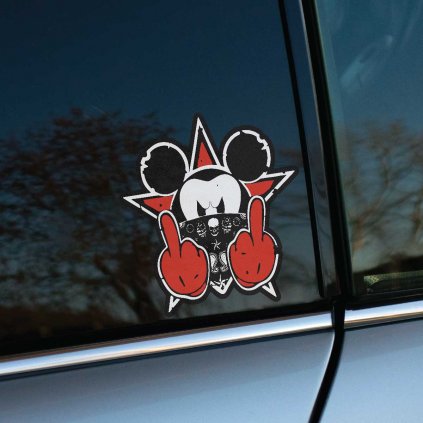 Tlačená nálepka na auto s Mickey Mousom v gangsta štýle, šatka cez tvár a zdvihnuté prostredníky ako rebelantský motív.