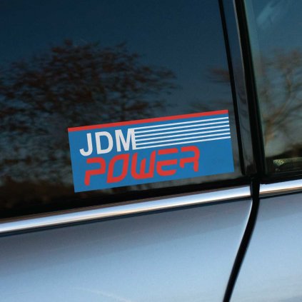Tlačená nálepka na auto s nápisom "JDM POWER" v retro štýle, ideálna pre fanúšikov japonských áut a tuningovej kultúry.