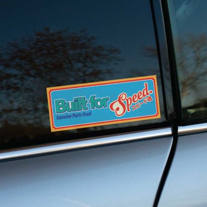 Tlačená nálepka na auto s nápisom "Built for Speed" v retro štýle, doplnená textom "Genuine Parts Used" a japonskými znakmi, ideálna pre milovníkov rýchlej jazdy.