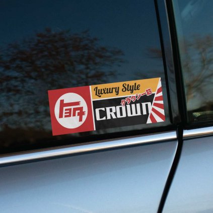 Nálepka „Luxury Style Crown“ na aute je štýlovým vyjadrením elegancie a prestíže spojených s japonským automobilovým dizajnom, konkrétne modelom Toyota Crown. S výrazným japonským symbolom a slnečnými lúčmi v pozadí nálepka spája prvky luxusu a tradície. Skvelá voľba pre tých, ktorí oceňujú japonský luxusný štýl a chcú pridať svojmu vozidlu výnimočný vzhľad.