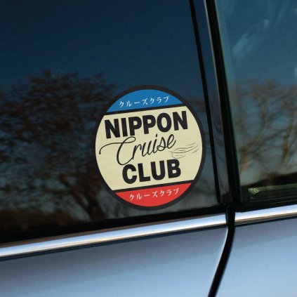 Nálepka „Nippon Cruise Club“ na okne auta odkazuje na japonskú kultúru voľného cestovania a jazdy. Dizajn v retro štýle s modro-červeno-krémovým farebným prevedením pôsobí klasicky a zároveň štýlovo, ideálny pre milovníkov cestovania po Japonsku a pohodovej jazdy. Skvelý doplnok pre tých, ktorí si užívajú cestu rovnako ako cieľ a chcú patriť do komunity nadšencov japonskej kultúry na štyroch kolesách.