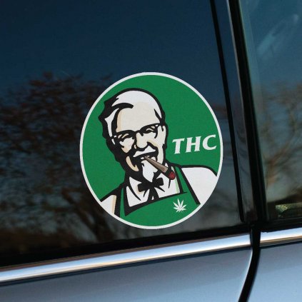 Tlačená nálepka na auto s paródiou loga KFC, upravenou postavou s jointom a nápisom THC, humorný a kontroverzný motív.