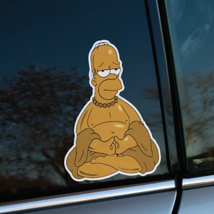 Tlačená nálepka na auto s postavou v štýle Homera Simpsona ako Buddha, vtipná kombinácia popkultúry a meditácie.