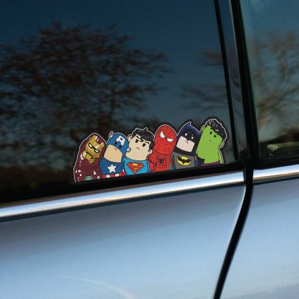 Tlačená nálepka na auto so zjednodušenými postavičkami superhrdinov v komiksovom a vtipnom kreslenom štýle.