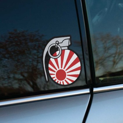 Nálepka s dizajnom granátu v štýle japonskej vychádzajúcej slnka je odvážnym a provokatívnym prvkom pre auto. Kombinácia červeného slnka s lúčmi a tvaru granátu symbolizuje silu a energiu, ktoré sú často spájané s japonskou tuningovou a JDM kultúrou. Ideálna pre tých, ktorí chcú na svojom vozidle vyjadriť vášeň pre extrémny štýl a jedinečnosť.