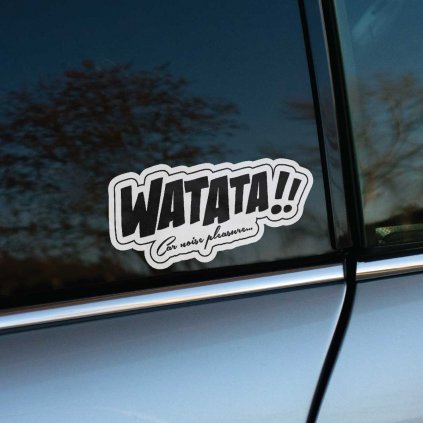 Nálepka s výrazným nápisom „WATATA!!“ a menším textom „Car noise pleasure...“ na zadnom bočnom okne sivého auta. Tento dizajn odráža vášeň pre automobilový svet a radosť z jazdy, najmä pre tých, ktorí milujú zvuk motora a dynamiku na cestách. Ideálna pre automobilových nadšencov, ktorí chcú zdôrazniť svoju lásku k rýchlosti a intenzívnym zážitkom za volantom.