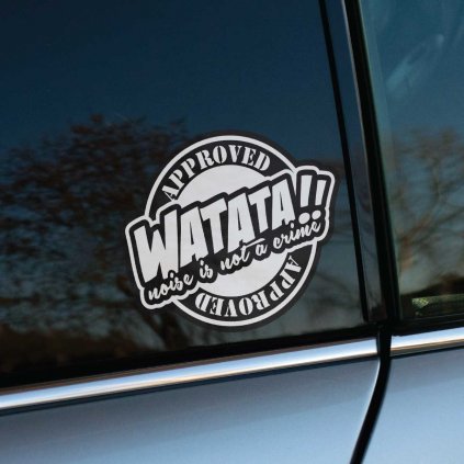 Na fotografii je detail auta s výraznou čierno-bielou nálepkou na okne s textom „WATATA!! Approved - noise is not a crime“. Táto nálepka je ideálna pre milovníkov áut, ktorí si užívajú hlasnejšiu jazdu a chcú vyjadriť svoj postoj k zvuku motora. Dizajn nálepky s odvážnym písmom a sloganom dodáva vozidlu rebelský a energický vzhľad, čím zvýrazňuje jedinečnú osobnosť majiteľa auta. Skvelá voľba pre každého, kto chce pridať svojmu autu štýlový a zábavný prvok.
