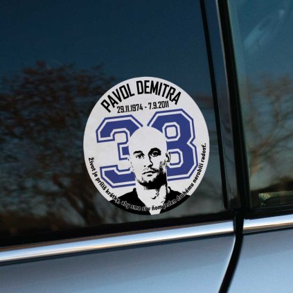 Tlačená nálepka na auto s portrétom Pavla Demitru, jeho číslom 38, dátumami a citátom po obvode kruhu.