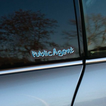 Nálepka s nápisom "PublicAgent" na zadnom okne auta je zábavným a nečakaným doplnkom pre všetkých, ktorí chcú svoje vozidlo ozdobiť originálnym a mierne provokatívnym spôsobom. Svetlomodrý text v hravom štýle dodáva nálepke výrazný vzhľad, ktorý určite vyvolá pozornosť a úsmev u okoloidúcich. Skvelá voľba pre tých, ktorí majú radi jedinečné a odvážne detaily na svojom aute.