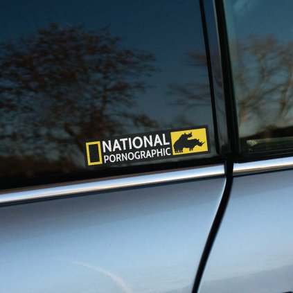 Originálna nálepka na zadnom okne auta, parodujúca známe logo s textom "National Pornographic" a obrázkom dvoch nosorožcov. Táto nálepka je skvelou voľbou pre tých, ktorí chcú svoje vozidlo ozdobiť vtipným a provokatívnym spôsobom, ktorý nepochybne pritiahne pozornosť na cestách.