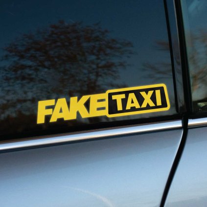 Nálepka s nápisom "FAKE TAXI" v žlto-čiernom prevedení je umiestnená na zadnom bočnom okne tmavosivého auta. Táto originálna a výrazná nálepka je ideálna pre všetkých, ktorí chcú svoje auto odlíšiť a zaujať na ceste. Kvalitný dizajn a farebná kombinácia zabezpečujú, že nálepka je dobre viditeľná aj z diaľky, čím dodáva vozidlu osobitý štýl a štipku humoru. Perfektný doplnok pre tých, ktorí hľadajú vtipné a kreatívne auto nálepky.