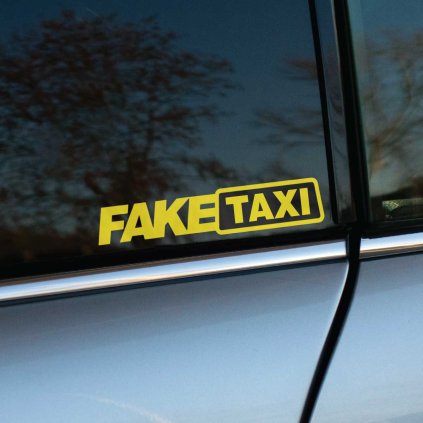 Plotrovaná nálepka na auto s nápisom FAKE TAXI v odvážnom dizajne, výrazný a vtipný doplnok pre tuningových nadšencov.