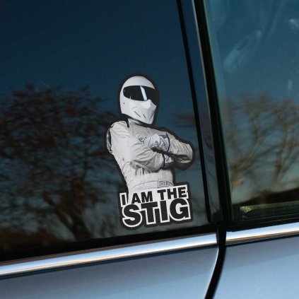 Tlačená nálepka na auto s postavou pretekára v kombinéze a nápisom „I am the Stig“, inšpirovaná reláciou Top Gear.