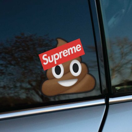 Tlačená nálepka na auto s emoji hovienka a nápisom „Supreme“ cez oči, parodujúca známe logo streetwear značky.