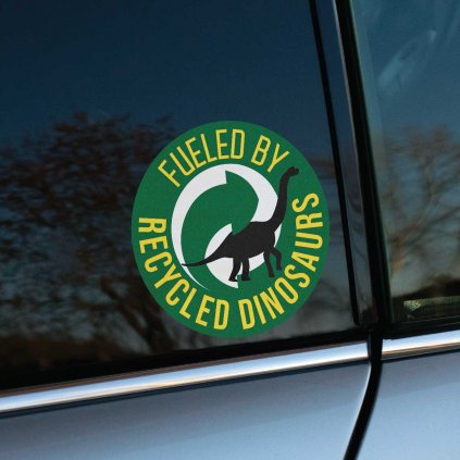 Vtipná a kreatívna nálepka s textom "Fueled by Recycled Dinosaurs" a obrázkom dinosaura je skvelým doplnkom pre každé auto. Tento dizajn s ekologickým nádychom a zeleno-žltým motívom dodáva vozidlu originálny a hravý vzhľad. Ideálna pre milovníkov humoru a fanúšikov jedinečných automobilových doplnkov, ktorí chcú vyjadriť svoj štýl na cestách.