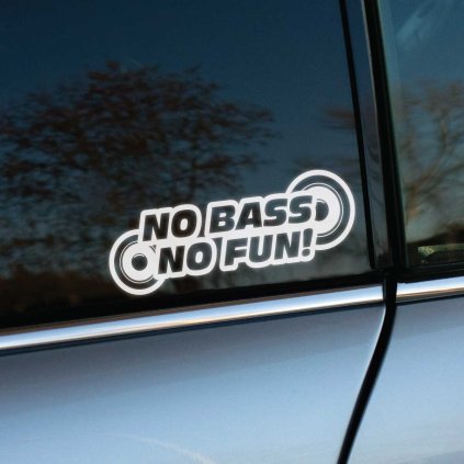 Plotrovaná nálepka „No bass no fun!“ s grafickým znázornením subwoofera, nálepka na auto pre audio nadšencov.