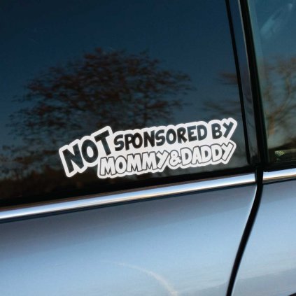 Plotrovaná nálepka s textom „Not sponsored by mommy & daddy“ v komiksovom štýle, nálepka na auto pre DIY jazdcov.