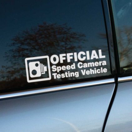Vtipná nálepka „Official Speed Camera Testing Vehicle“ na zadnom okne tmavosivého auta je skvelým doplnkom pre každého milovníka rýchlej jazdy s nádychom humoru. Tento biely nápis s ikonou rýchlostnej kamery okamžite pritiahne pozornosť a pobaví ostatných vodičov na cestách. Perfektná voľba pre tých, ktorí chcú svojmu vozidlu dodať jedinečný charakter a ukázať, že majú zmysel pre humor.