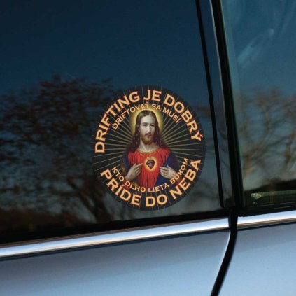 Táto originálna nálepka kombinuje humor s motívom viery a automobilovej vášne. S nápisom „Drifting je dobrý, driftovať sa musí, kto dlho lieta bokom, príde do neba“ a obrazom Ježiša Krista v strede pridáva vozidlu jedinečný a nečakaný vizuálny prvok. Tento dizajn je ideálny pre milovníkov driftovania, ktorí chcú vyjadriť svoju záľubu s dávkou humoru a irónie. Perfektný doplnok pre tých, ktorí sa neboja vyčnievať a pobaviť ostatných vodičov na cestách.