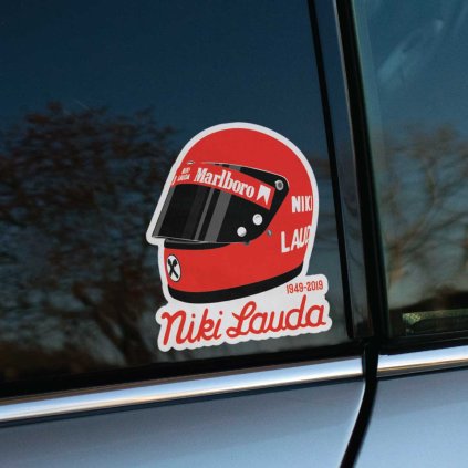 Tlačená nálepka na auto s ikonickou pretekárskou prilbou Nikiho Laudu, doplnená menom a rokmi 1949–2019 v retro štýle.