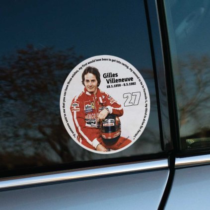 Tlačená nálepka na auto s portrétom Gillesa Villeneuva v pretekárskej kombinéze, číslom 27 a citátom po obvode kruhu.