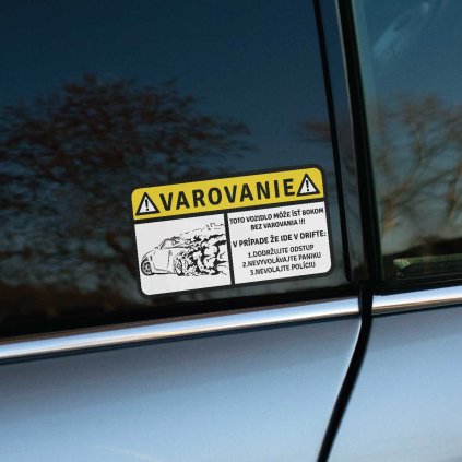 Humorná nálepka s nápisom „Varovanie“ na zadnom okne auta upozorňuje, že toto vozidlo môže ísť bokom bez varovania, teda driftovať. Text vtipne radí ostatným vodičom, aby dodržiavali odstup, nevyvolávali paniku a nevolali políciu. Tento dizajn je ideálny pre nadšencov driftovania, ktorí chcú svojim autom pobaviť a zároveň upozorniť, že ich štýl jazdy môže byť trochu nepredvídateľný. Perfektný doplnok pre tých, ktorí milujú adrenalín a zábavu na ceste.