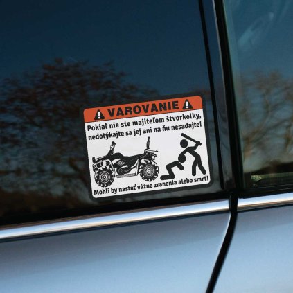Humorná nálepka s nápisom „Varovanie“ a grafikou štvorkolky na zadnom okne auta upozorňuje, že pokiaľ nie ste majiteľom štvorkolky, nemali by ste sa jej dotýkať ani na ňu sadať. Text varuje, že inak by mohli nastať vážne zranenia alebo dokonca smrť, pričom piktogram naznačuje možný hnev majiteľa. Tento vtipný dizajn je skvelý pre nadšencov štvorkoliek, ktorí chcú zdôrazniť svoje vlastnícke práva s nadhľadom a humorom. Ideálny doplnok pre auto, ktorý určite vyvolá úsmev a zároveň jasne komunikuje správu pre ostatných.