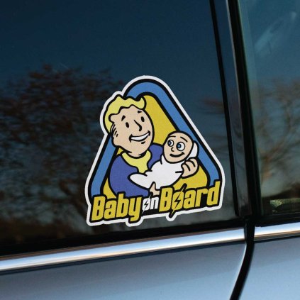 Tlačená nálepka “Baby on Board” s postavičkou Vault Boy z hry Fallout, držiacou dieťa v retro hernom štýle.