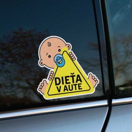 Tlačená nálepka “Dieťa v aute” s motívom chlapčeka s cumlíkom, držiaceho žltý výstražný trojuholník.