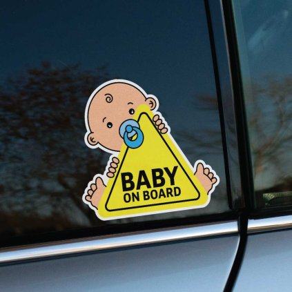 Tlačená nálepka “Baby On Board” s motívom chlapčeka s cumlíkom, držiaceho žltý výstražný trojuholník.