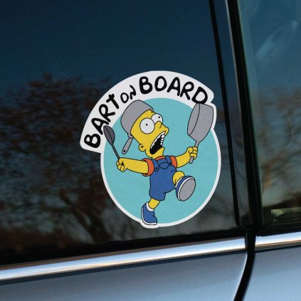 Tlačená nálepka “Bart on Board” s motívom Barta Simpsona v čiapke z hrnca, držiaceho varechu a naberačku, v humornom kreslenom štýle.