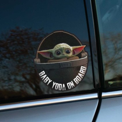 Tlačená nálepka “Baby Yoda on Board” s motívom Baby Yodu v kolíske zo seriálu The Mandalorian, v realistickom dizajne.