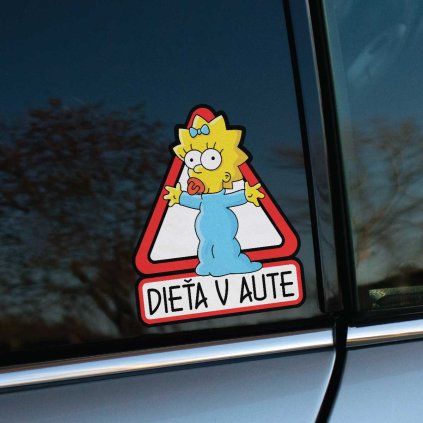 Tlačená nálepka “Dieťa v aute” s motívom Maggie Simpson v červeno-bielom výstražnom trojuholníku, v hravom kreslenom štýle.