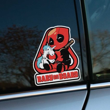 Tlačená nálepka “Baby on Board” s motívom Deadpoola objímajúceho jednorožca, v hravom a farebnom kreslenom štýle.