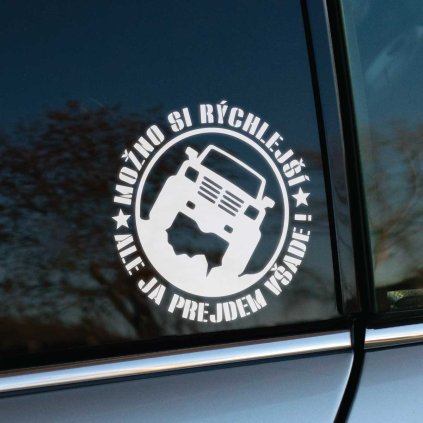 Plotrovaná nálepka s motívom terénneho vozidla a textom „Možno si rýchlejší, ale ja prejdem všade!“, ideálna pre offroad nadšencov.