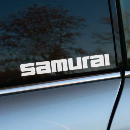 Plotrovaná nálepka s textom „Samurai“ v jednoduchom a modernom dizajne, vhodná na vozidlá a fanúšikov modelu Suzuki Samurai.