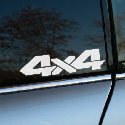 Plotrovaná nálepka „4x4“ s robustným a čistým textovým dizajnom. Ideálna nálepka na auto pre fanúšikov offroad jazdy a terénnych vozidiel.