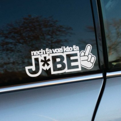 Provokatívna nálepka s textom „Nech ťa vozí kto ťa J*BE“ a ikonou vztýčeného prsta na zadnom okne auta je výrazným prejavom rebélie a humoru. Tento dizajn jednoznačne vyjadruje postoj majiteľa vozidla s odvážnym a drzým tónom, ktorý rozhodne upúta pozornosť. Ideálny doplnok pre tých, ktorí sa neboja vyjadriť svoj názor a pridať svojmu autu štipku drsnej zábavy.