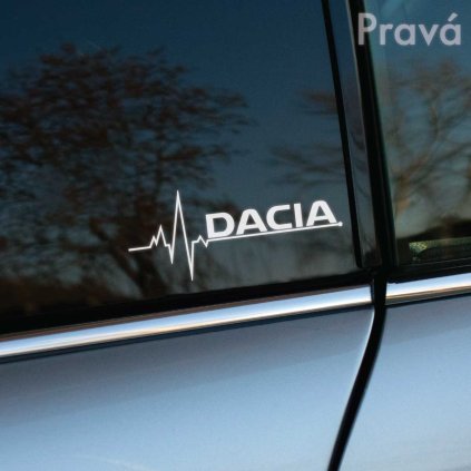 Na obrázku je detail bočného okna automobilu Dacia s nálepkou "Dacia" a motívom pulzovej čiary v bielej farbe. Táto štýlová nálepka kontrastuje s tmavým sklom okna, dodávajúc vozidlu moderný a dynamický vzhľad. Je ideálna pre majiteľov a fanúšikov značky Dacia, ktorí chcú svoje auto personalizovať a zvýrazniť svoju vášeň pre túto automobilovú značku. Perfektný doplnok pre zvýraznenie štýlu a individuality vášho vozidla Dacia.